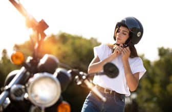 Femme mettant un casque de moto