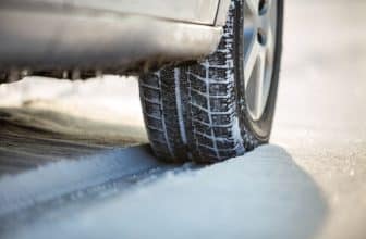 Voiture roulant sur la neige