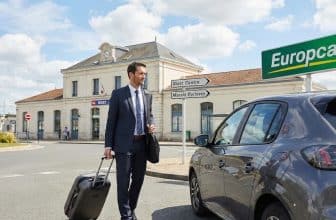 Homme arrivant de la gare et récupérant un véhicule de location